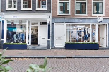Denham The Jeanmaker Opens Women's Denim Bar 12 DENHAM Denim bar 8911