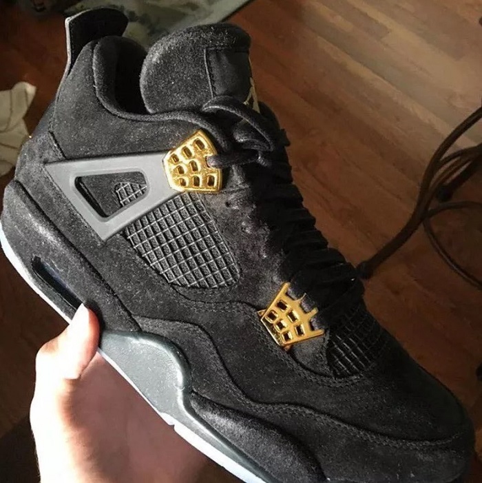 kaws jordan 4