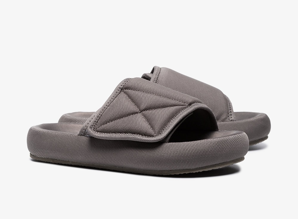 Vyst Kicks YEEZY SLIDES RESIN for the whole family. Facebook