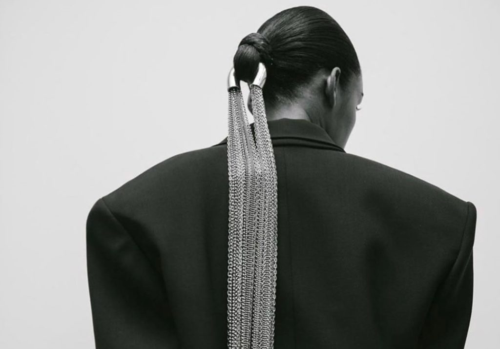 mugler-chain-link-pony-tail-jawara-spring-2020