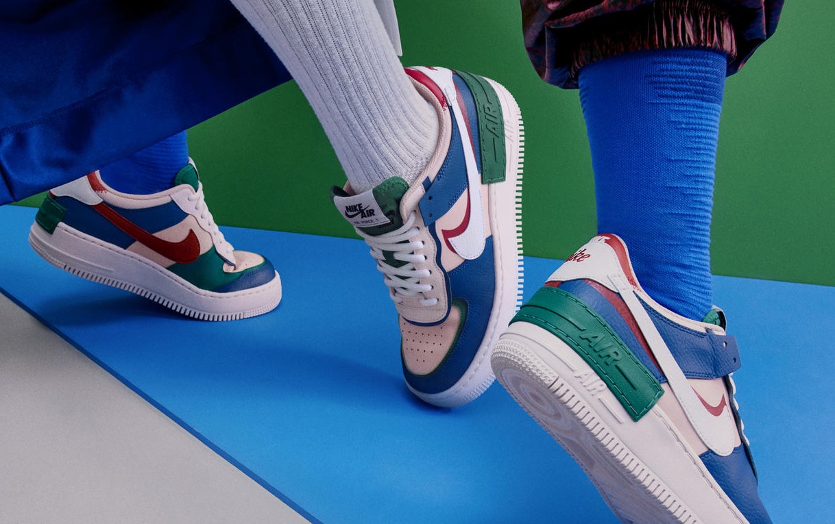 air force 1 pink bag on feet