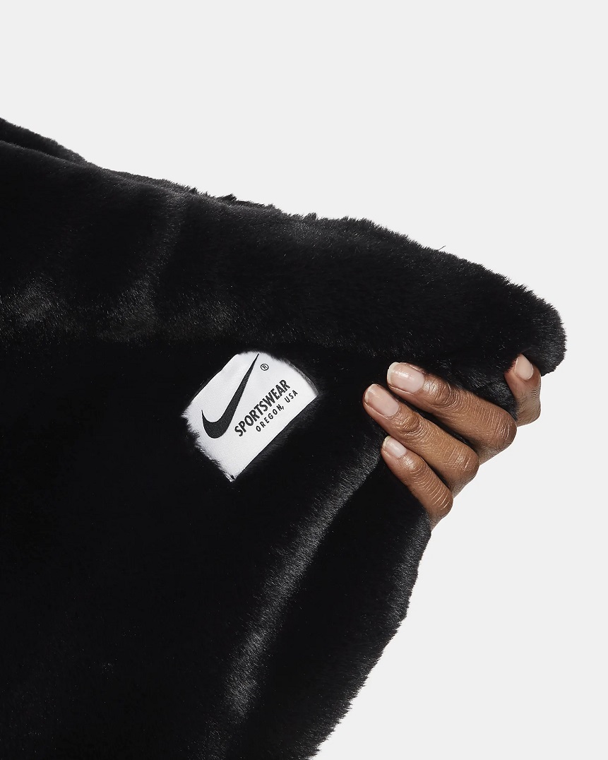 Wrap Yourself In A Cozy Fleece Nike Blanket | SNOBETTE