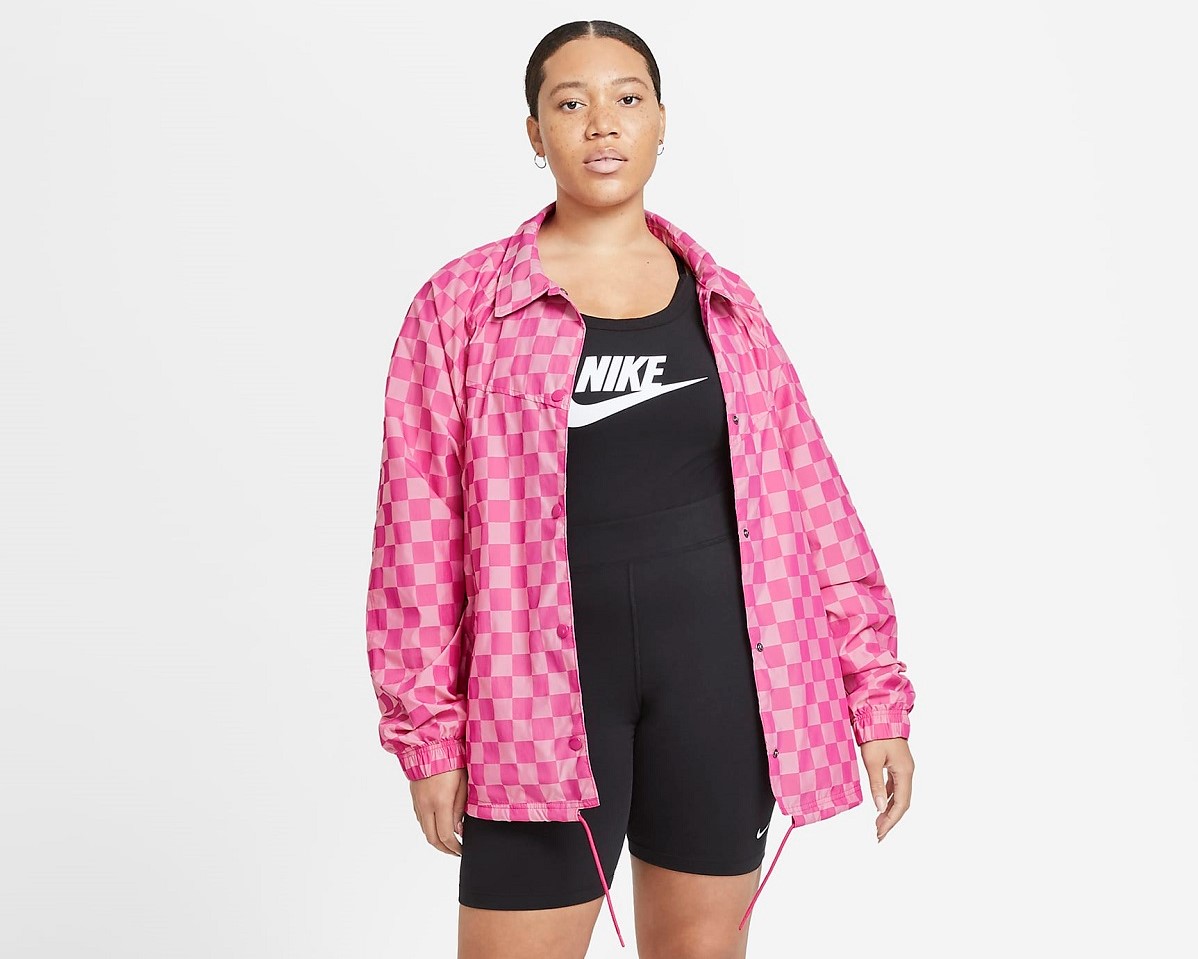 Niet doen Onderstrepen Behandeling Nike Makes A Checkered Statement With Oversized Women's Coach's Jacket