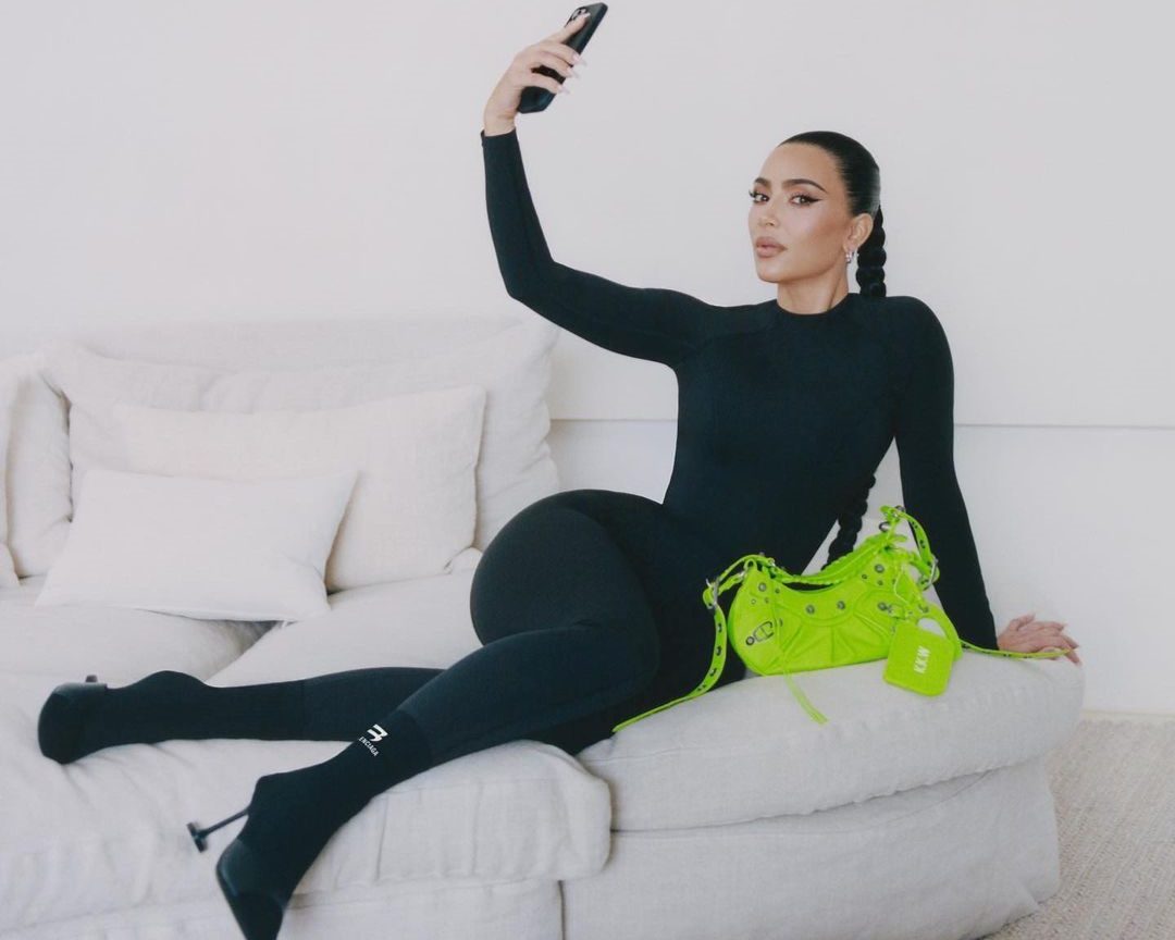 plan de estudios celebrar Egomanía Surprising No One, Kim Kardashian Is Announced As Balenciaga Ambassador