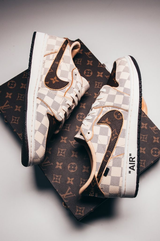 4.000 dollari al paio: lo streetwear celebra la nomina di Abloh da Vuitton  con 10 sneaker Off-Louis Air Jordan 1 - LaConceria